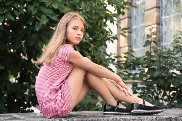 Pequena menina da moda ao ar livre — Fotografia de Stock