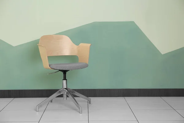 Bequemer Sessel auf farbigem Wandhintergrund — Stockfoto