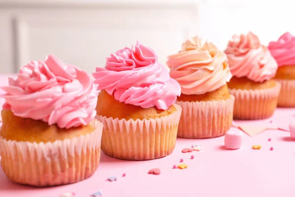 Viele leckere Cupcakes auf dem Tisch — Stockfoto