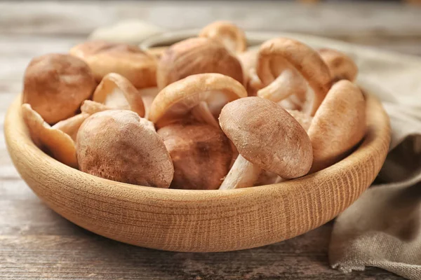 Bowl with raw shiitake mushrooms — Stock Photo, Image