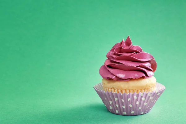 Lekkere cupcake op kleur achtergrond — Stockfoto