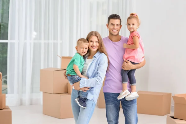 Glückliche Familie in der Nähe von Umzugskartons im neuen Haus — Stockfoto