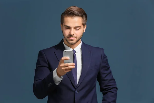 Hombre de negocios usando el teléfono móvil — Foto de Stock