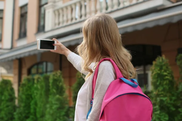 Joven turista tomando selfie en la calle —  Fotos de Stock