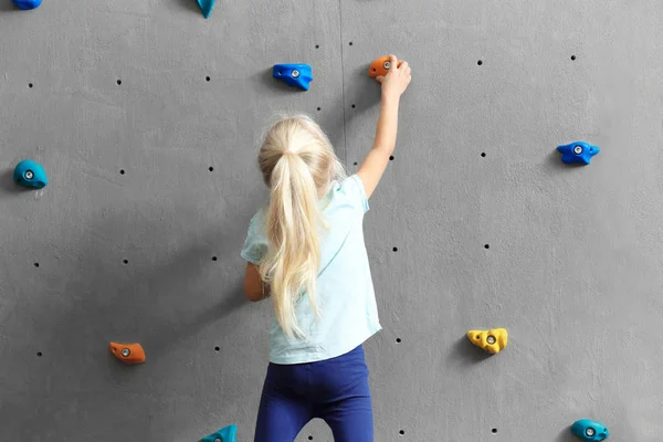 可爱的小女孩在攀登健身房 — 图库照片