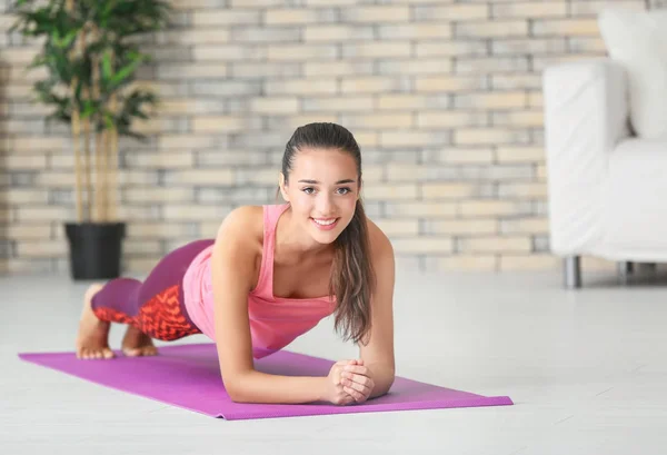 Entrenamiento de mujeres en casa —  Fotos de Stock