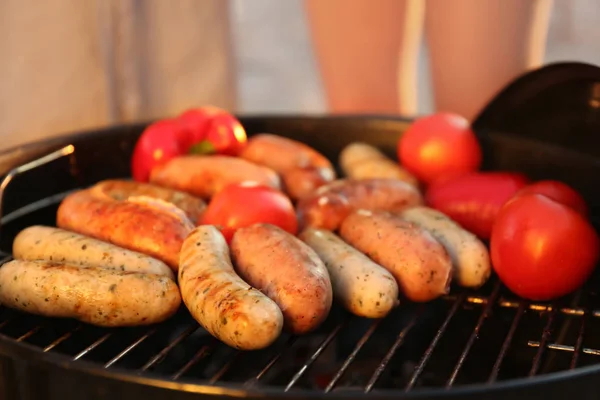 Sabrosas salchichas y verduras en la parrilla de barbacoa — Foto de Stock