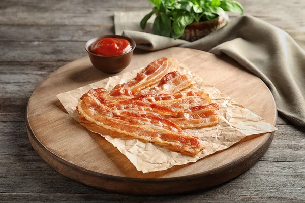 Tabuleiro com tochas de bacon cozido — Fotografia de Stock