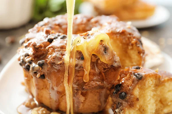 Tasty muffin with caramel topping on plate, closeup — Stock Photo, Image