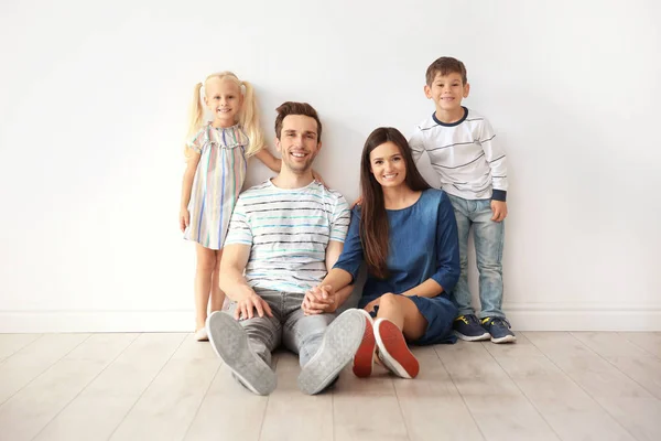 Familjen nära väggen i sitt nya hem — Stockfoto