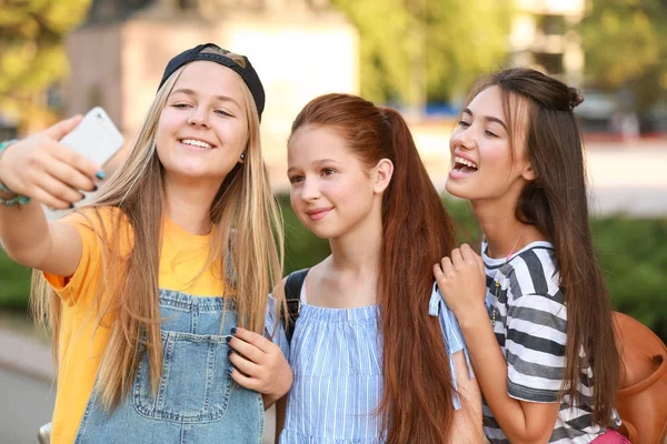 Adolescentes mignonnes prenant selfie en plein air — Photo