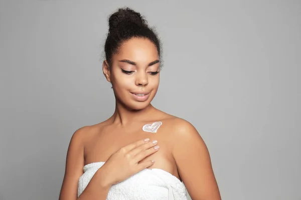 Vackra Unga Afroamerikanska Kvinna Applicera Kräm Huden Ljus Bakgrund — Stockfoto