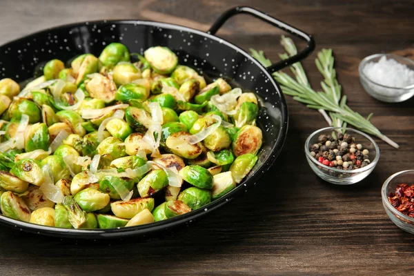 Piatto con germogli di Bruxelles arrosto sul tavolo — Foto Stock