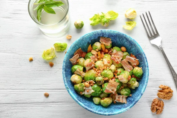 Ciotola con insalata di cavoletti di Bruxelles sul tavolo — Foto Stock