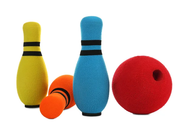 Speelgoed bowlingbal en pennen op witte achtergrond — Stockfoto