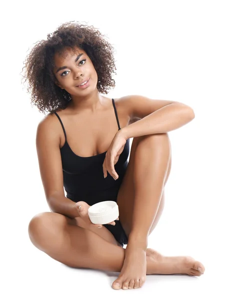 Hermosa joven mujer afroamericana con crema sobre fondo blanco —  Fotos de Stock