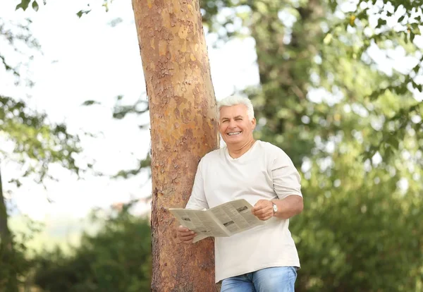 Bonito homem maduro no parque — Fotografia de Stock