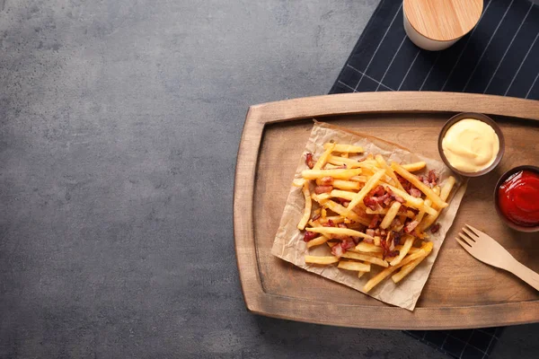 Holzbrett mit Pommes und Speck — Stockfoto