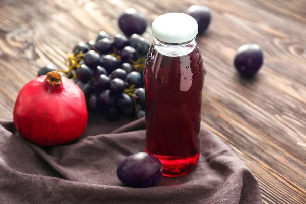 Bottiglia di succo di frutta appena spremuto — Foto Stock