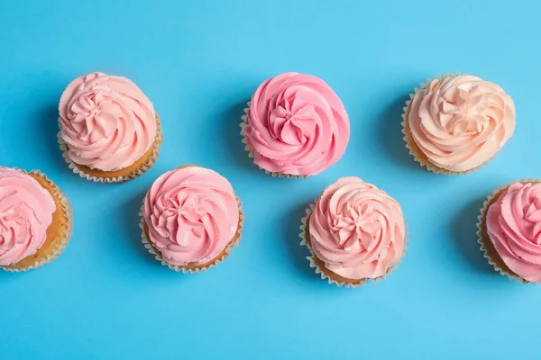 Viele leckere Cupcakes auf farbigem Hintergrund — Stockfoto