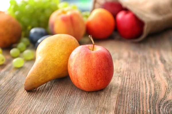 Frutas frescas en la mesa — Foto de Stock