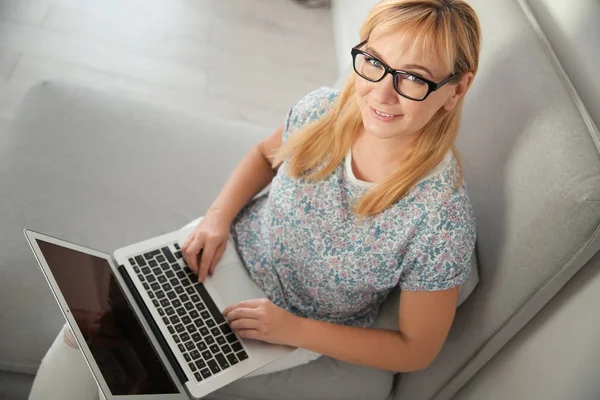 Mature woman with laptop — Stock Photo, Image