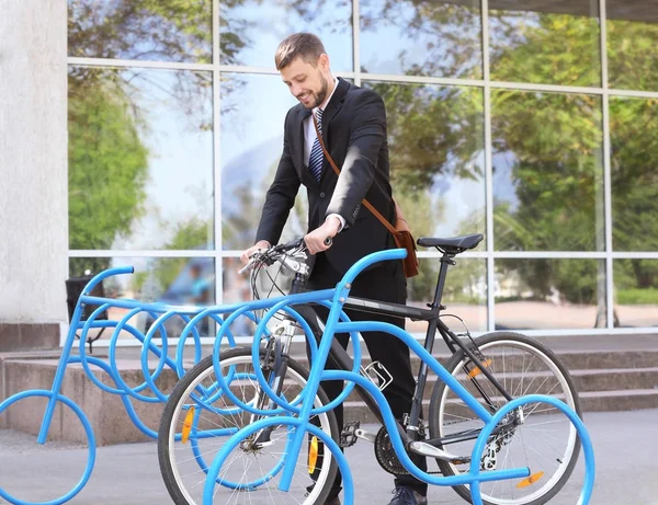 ハンサムな実業家駐車場自転車 — ストック写真