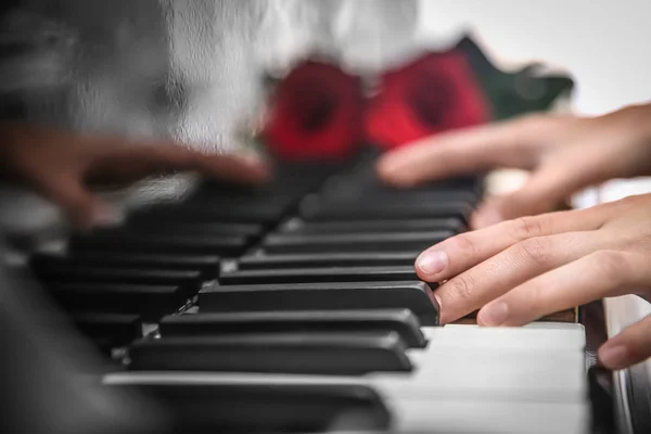 ピアノを弾く才能のある女性 — ストック写真