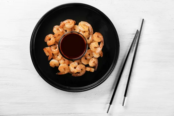 Prato com cesta de camarão saboroso fresco e molho — Fotografia de Stock