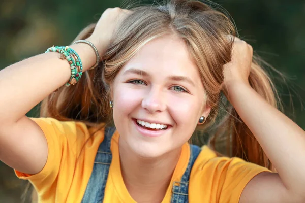 Retrato de adolescente divertida al aire libre — Foto de Stock