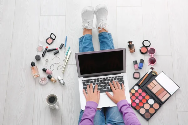 Evde Dizüstü bilgisayar kullanan kadın