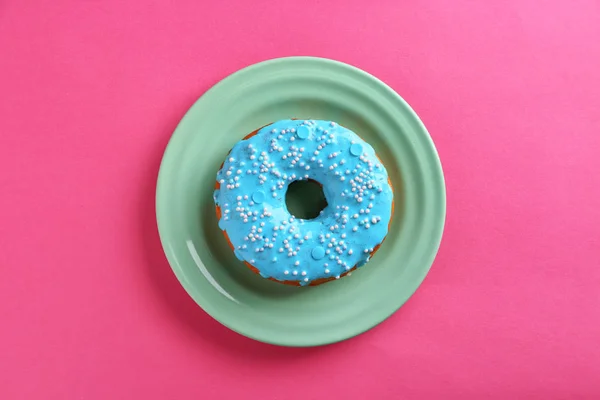 Placa con sabroso donut glaseado — Foto de Stock
