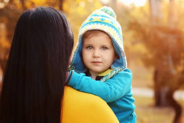 Roztomilé malé dítě s matkou na podzim park — Stock fotografie