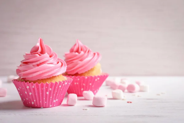 Cupcakes gostosos na mesa de madeira — Fotografia de Stock