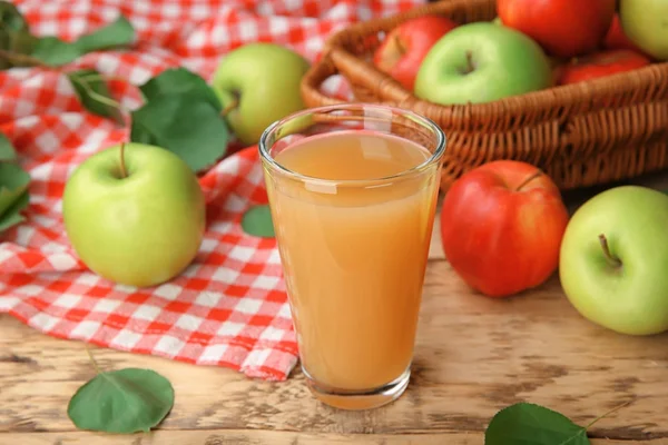 Verre avec jus de pomme frais — Photo