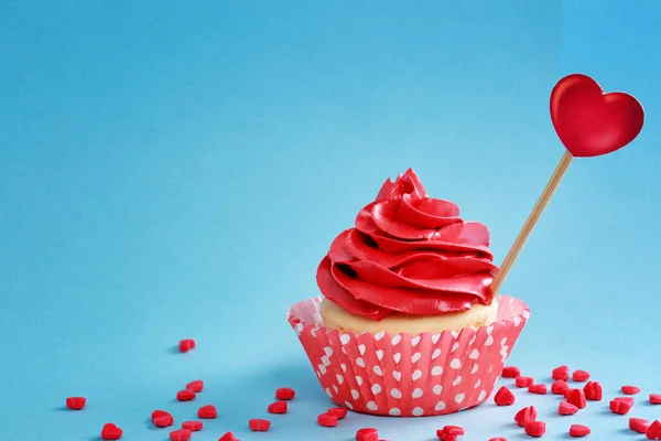 Lekkere cupcake op kleur achtergrond — Stockfoto