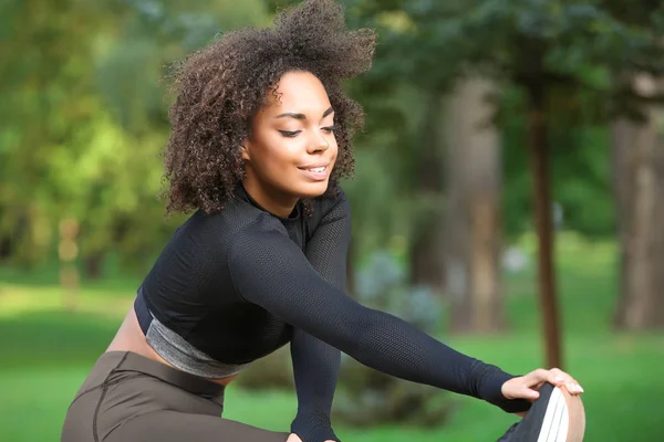 Formazione sportiva donna nel parco — Foto Stock