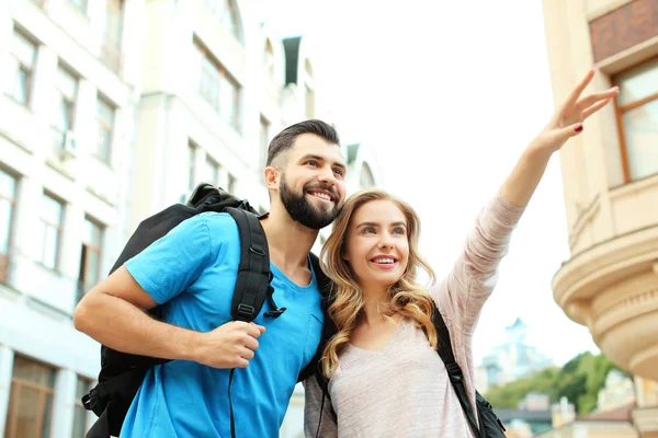 Pareja de jóvenes turistas en la calle —  Fotos de Stock