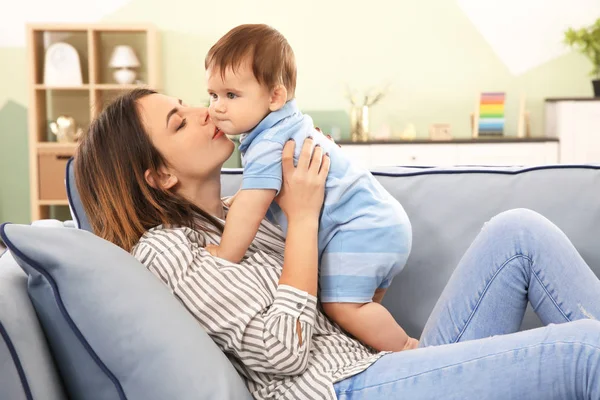 Mère avec bébé garçon sur le canapé à la maison — Photo