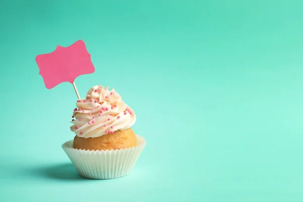 Leckere Cupcake mit Grußkarte — Stockfoto