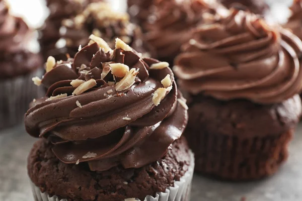 Gustosi Cupcake al cioccolato sul tavolo — Foto Stock