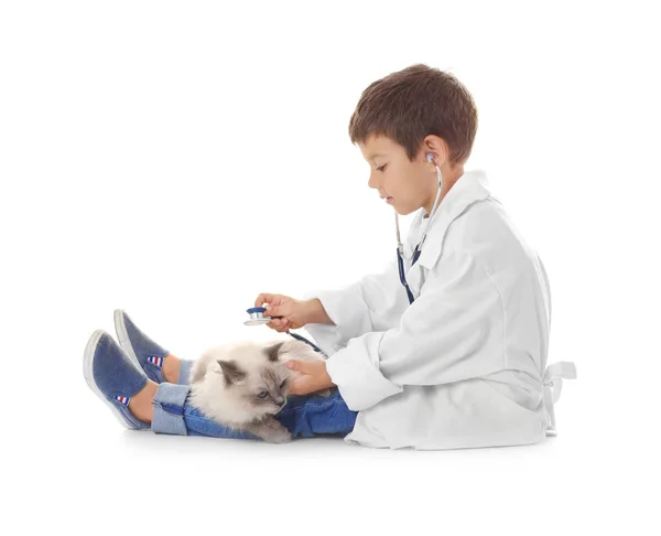 Pojke i läkare enhetliga spelar med katt — Stockfoto