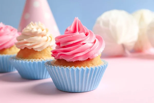 Lekkere cupcakes op tafel — Stockfoto