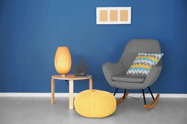 Современный интерьер и кресло-качалка — стоковое фото