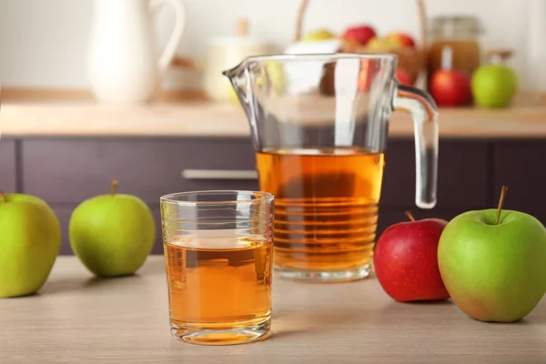 Copo e jarro com suco de maçã — Fotografia de Stock