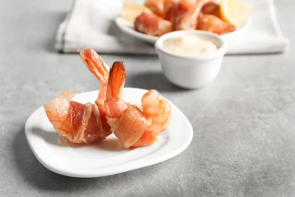 Placa con gambas envueltas en tocino —  Fotos de Stock