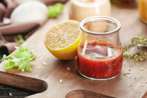 Salata için lezzetli sos ile jar — Stok fotoğraf