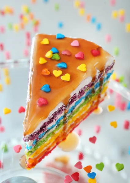 Ciasto smaczne rainbow z polewy karmelowe — Zdjęcie stockowe
