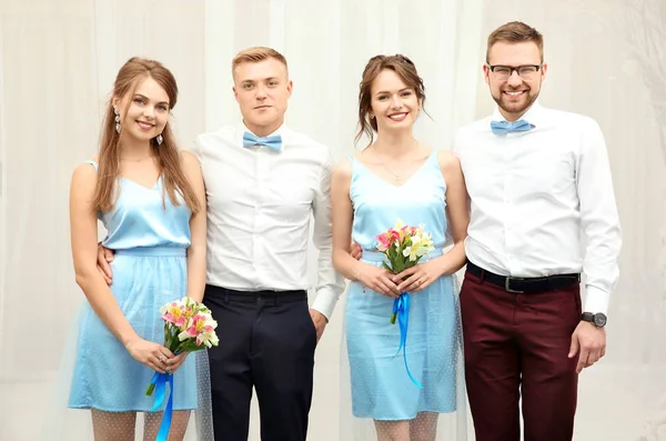 Ung bästa män och tärnor på bröllopsdag — Stockfoto