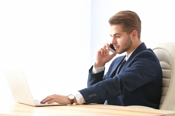 Affärsman talar på mobiltelefon — Stockfoto